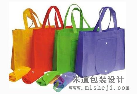 无纺布手提袋方便携带和收纳，既简单又大方又不占地方的手提袋定制。